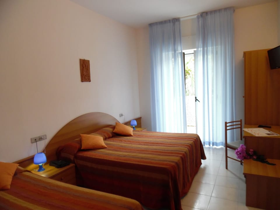 Triple Room | Desk, cribs/infant beds, free WiFi, wheelchair access