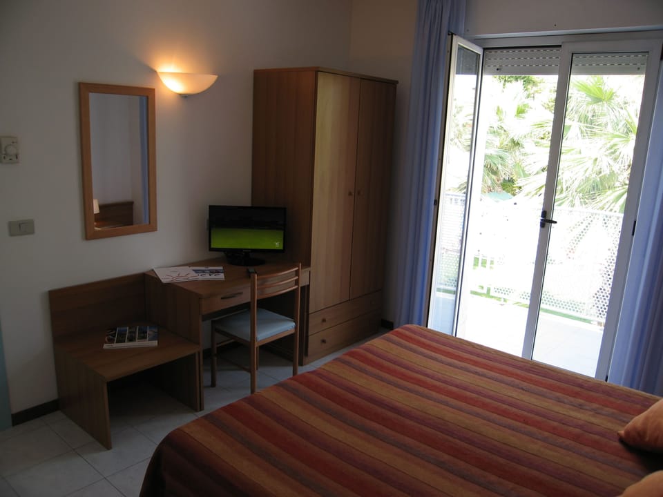 Triple Room | Desk, cribs/infant beds, free WiFi, wheelchair access