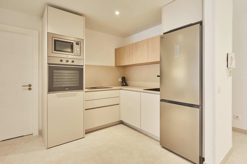 Coffee/tea maker, fridge, oven, stovetop