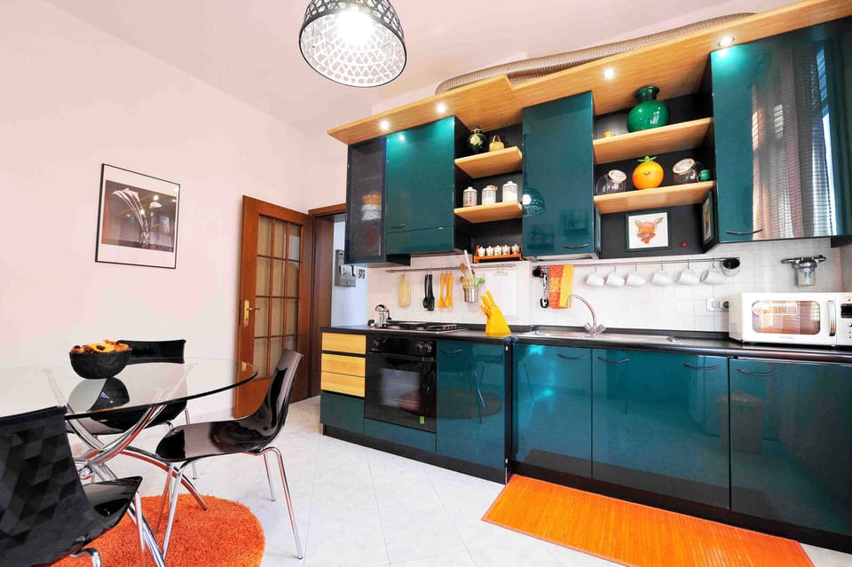 Stovetop, coffee/tea maker, dining tables