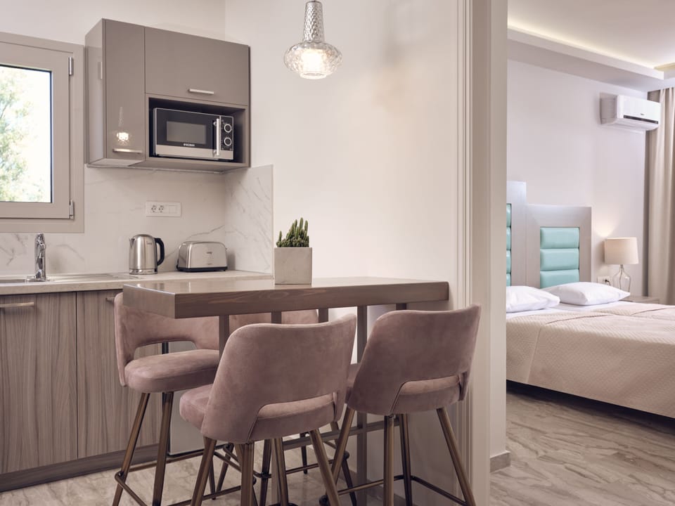 Deluxe Apartment, 2 Bedrooms | Desk, soundproofing, iron/ironing board, free WiFi