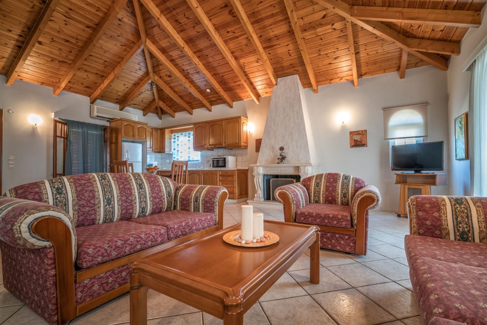 Suite (Aristotelis) | Living room | Flat-screen TV