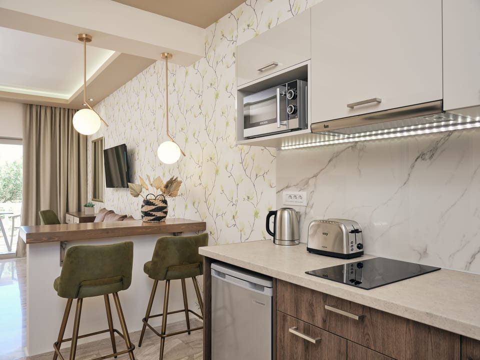 Deluxe Studio | Private kitchenette | Fridge, microwave, oven, stovetop