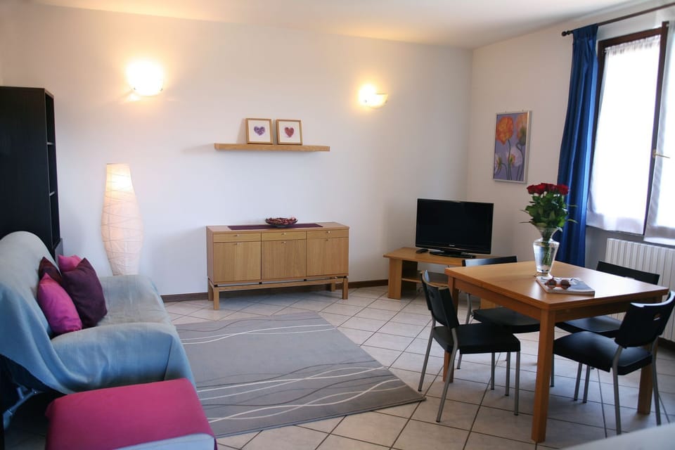Apartment, 2 Bedrooms, Terrace, Garden View | Lounge