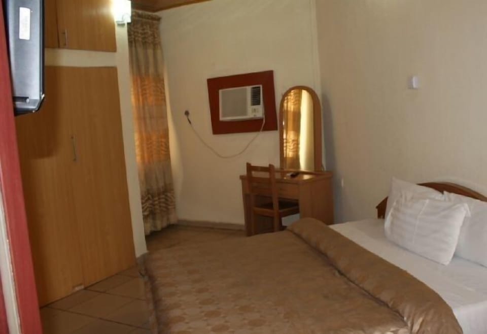 Standard Room | In-room safe, individually decorated, individually furnished, desk