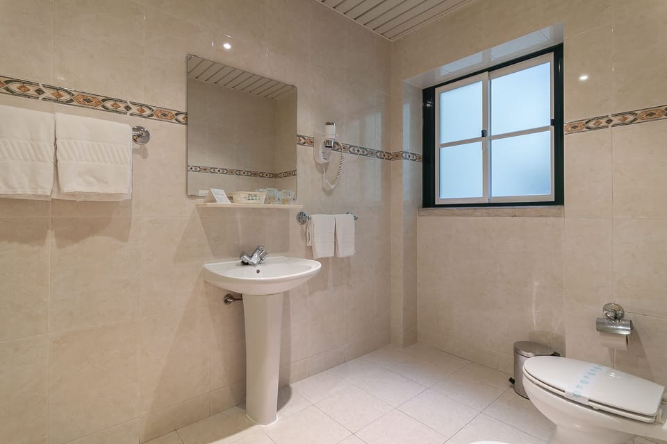 Standard Single Room | Bathroom | Shower, rainfall showerhead, hair dryer, towels