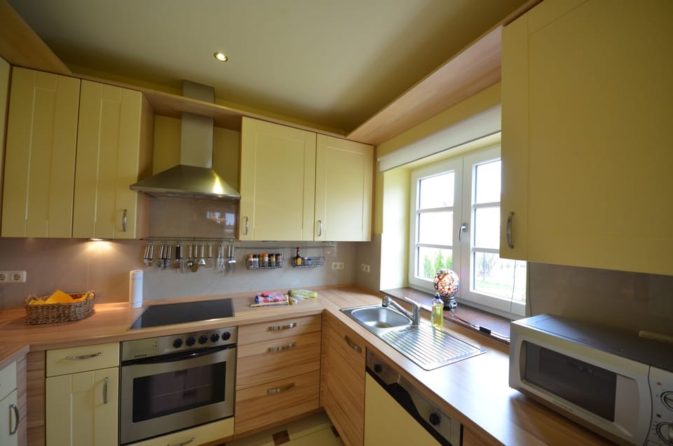 Deluxe House (Bel Monte) | Private kitchen | Fridge, microwave, oven, stovetop