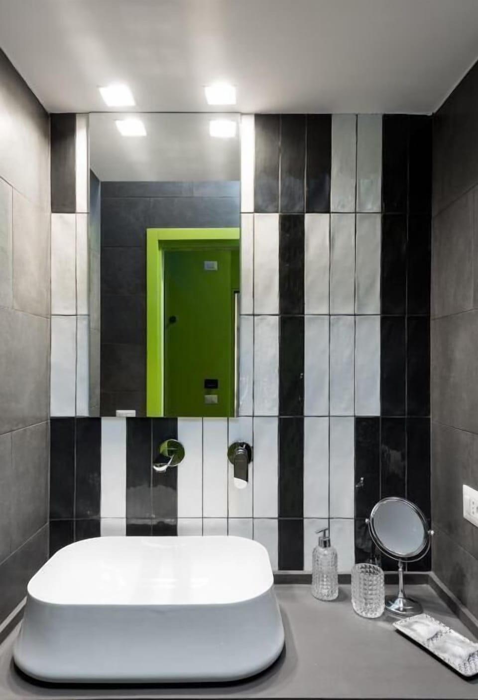 Deluxe Double or Twin Room, City View | Bathroom | Shower, rainfall showerhead, free toiletries, hair dryer