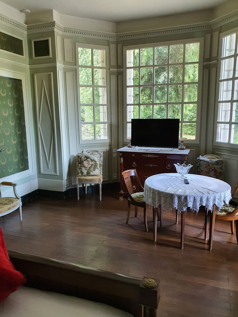 Family Room (La Queen Yvonne) | Premium bedding, down comforters, Tempur-Pedic beds