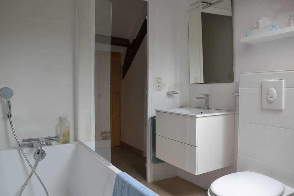 3 Luxury Double Room Mom Paramé) | Bathroom | Free toiletries, hair dryer, towels