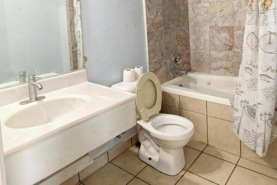 Room, 1 Queen Bed, Non Smoking | Bathroom | Combined shower/tub, free toiletries, hair dryer, towels