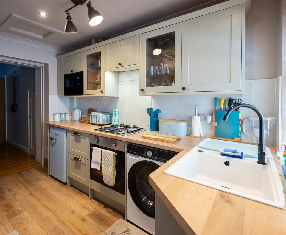Deluxe Cottage, Private Bathroom (43 BBEscapes) | Shared kitchen | Highchair