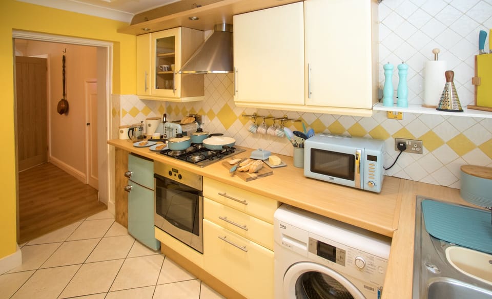 Deluxe Cottage, Private Bathroom (43 BBEscapes) | Shared kitchen | Highchair