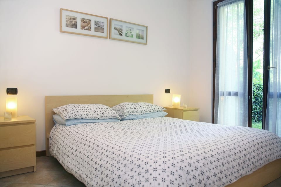 Apartment, 2 Bedrooms, Smoking, Patio | 2 bedrooms, soundproofing, WiFi (free), bed sheets