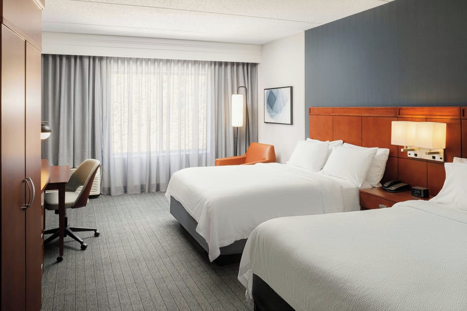 Premium bedding, desk, iron/ironing board, free WiFi