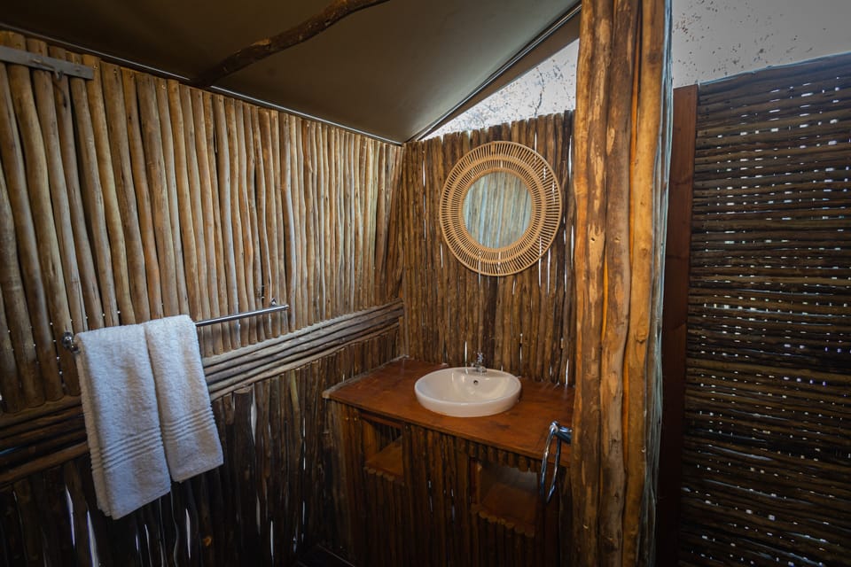 Luxury Tent (Queen bed) | Bathroom | Towels