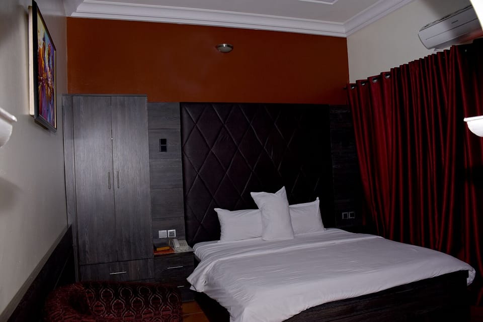 Grand Room | Desk, blackout drapes, free WiFi, bed sheets