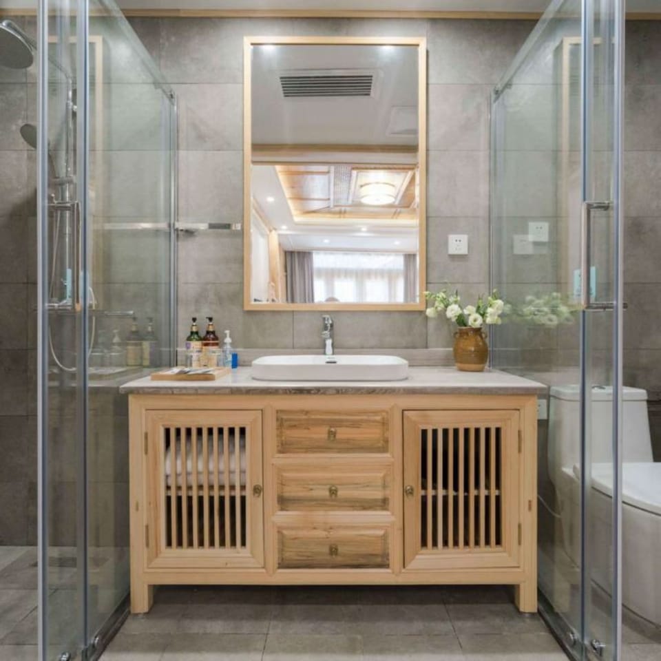 Exclusive Twin Room | Bathroom | Shower, free toiletries, hair dryer, slippers