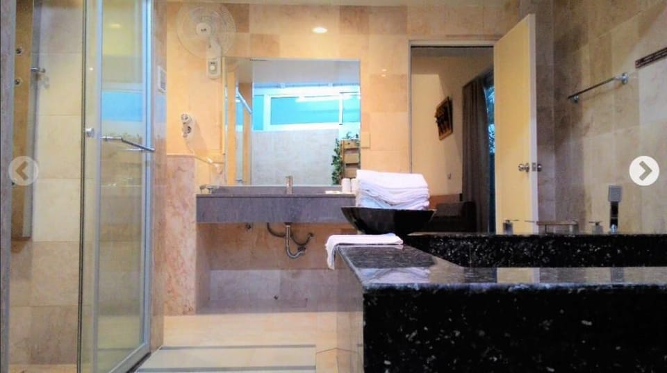 Double Room | Bathroom | Combined shower/tub, free toiletries, hair dryer, slippers