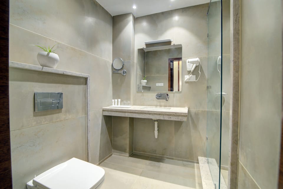 Standard Room | Bathroom | Shower, rainfall showerhead, free toiletries, hair dryer