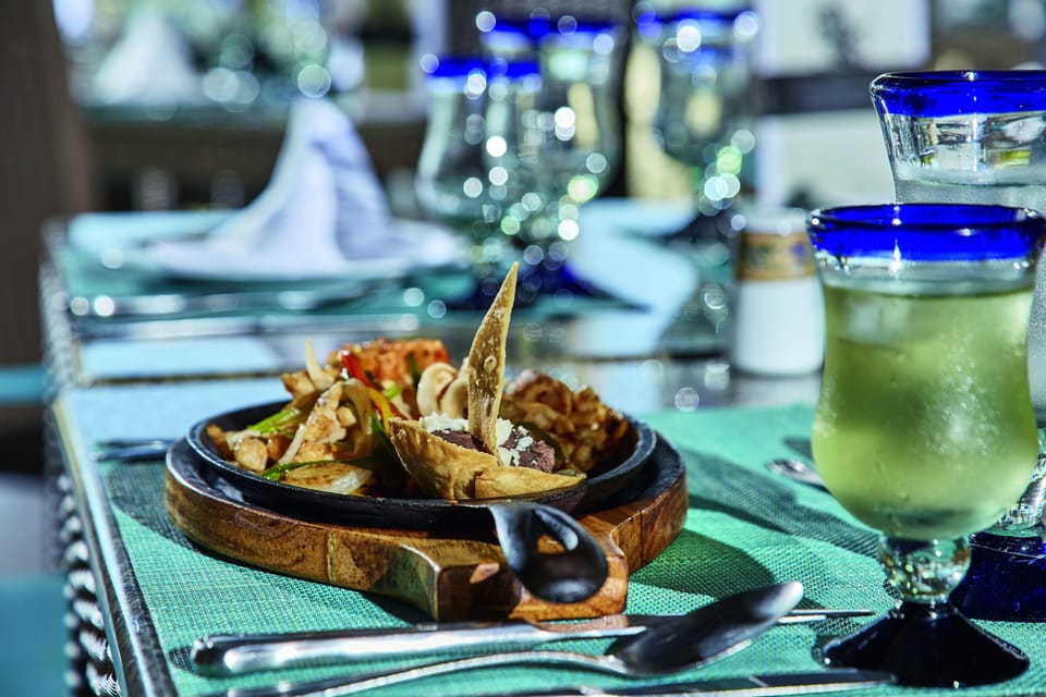 5 restaurants; breakfast, lunch, and dinner served