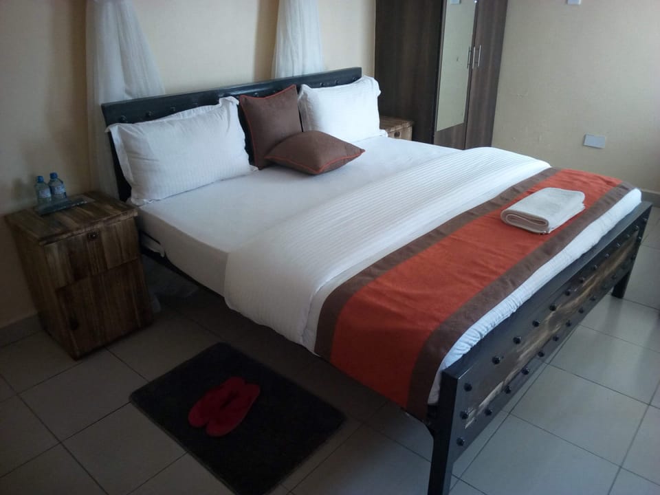 Desk, blackout drapes, free WiFi, bed sheets