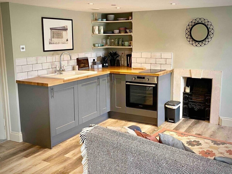 Apartment, Private Bathroom, City View (TLA) | Shared kitchen | Full-size fridge, microwave, oven, coffee/tea maker