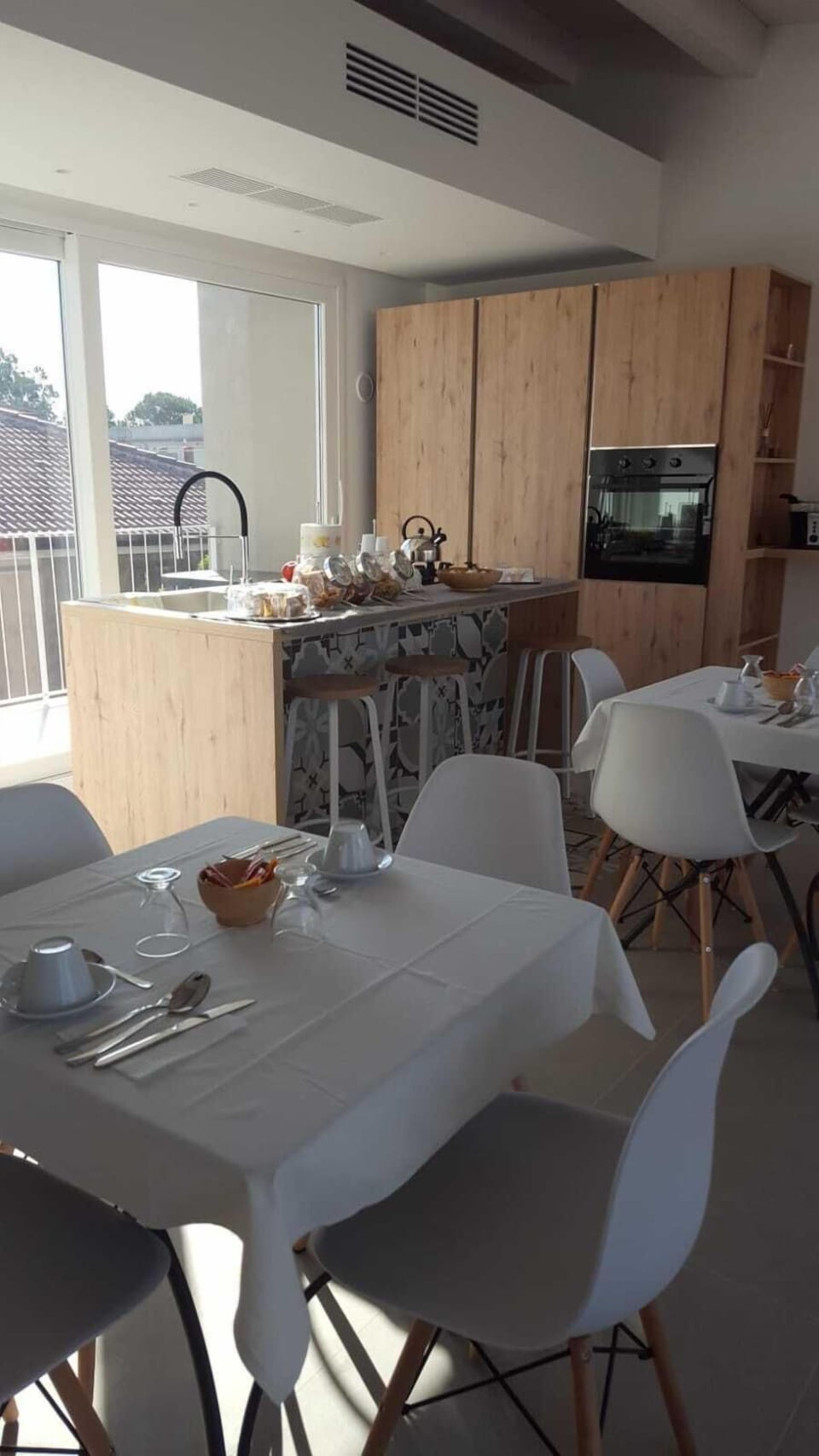 Free daily continental breakfast