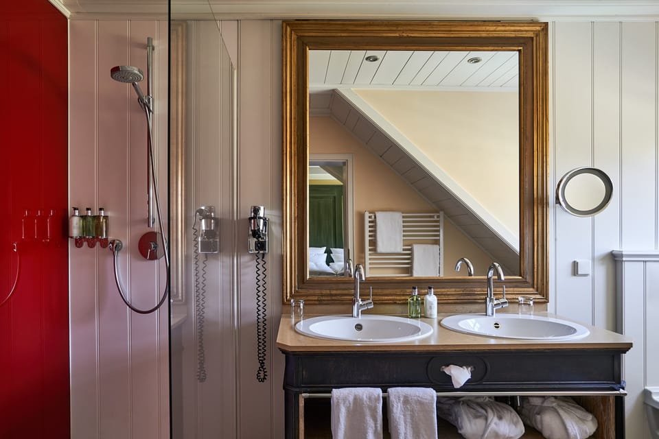 Deluxe Double Room | Bathroom | Free toiletries, hair dryer, bathrobes, slippers