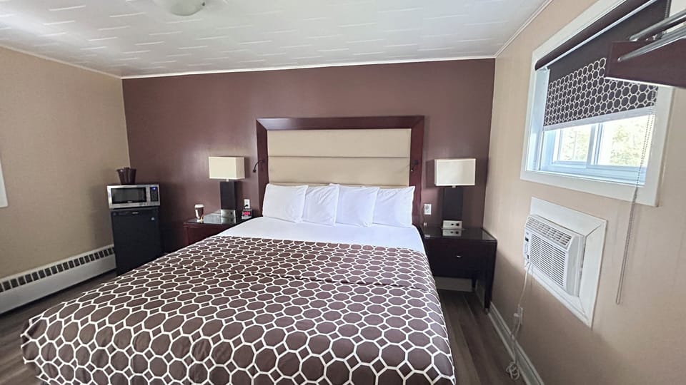 Standard Single Room, 1 King Bed | Desk, laptop workspace, blackout drapes, soundproofing