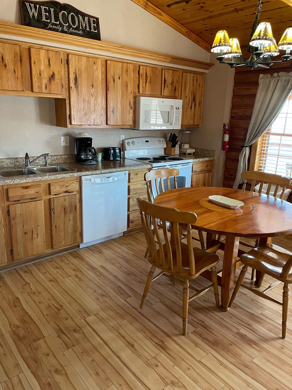 Full-size fridge, microwave, oven, stovetop