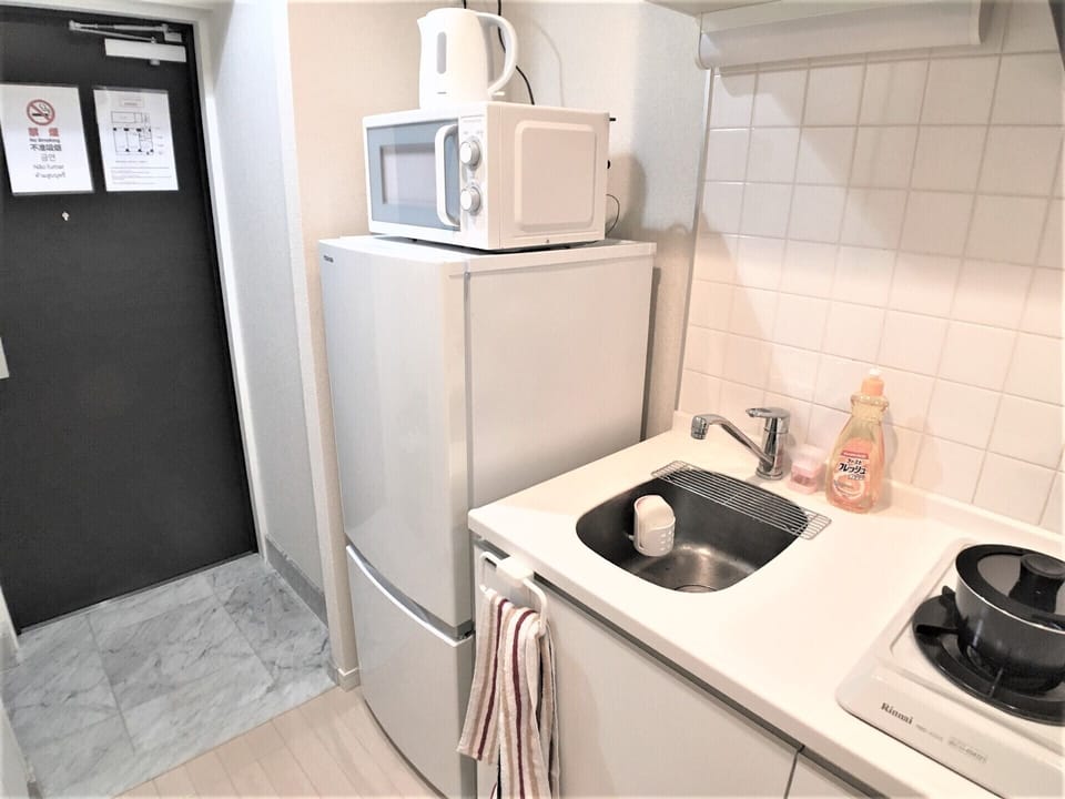 Room (/8) | Private kitchenette | Fridge, microwave, stovetop, electric kettle
