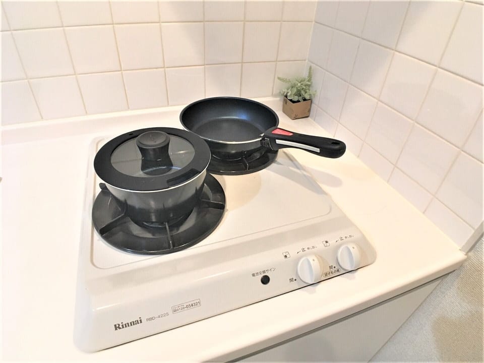 Room (/8) | Private kitchenette | Fridge, microwave, stovetop, electric kettle
