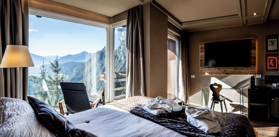 Junior Suite | Minibar, in-room safe, desk, blackout drapes