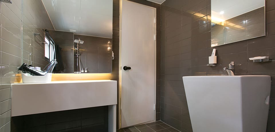 Duplex, 2 Bedrooms (Aeseo) | Bathroom | Shower, hair dryer, slippers, towels