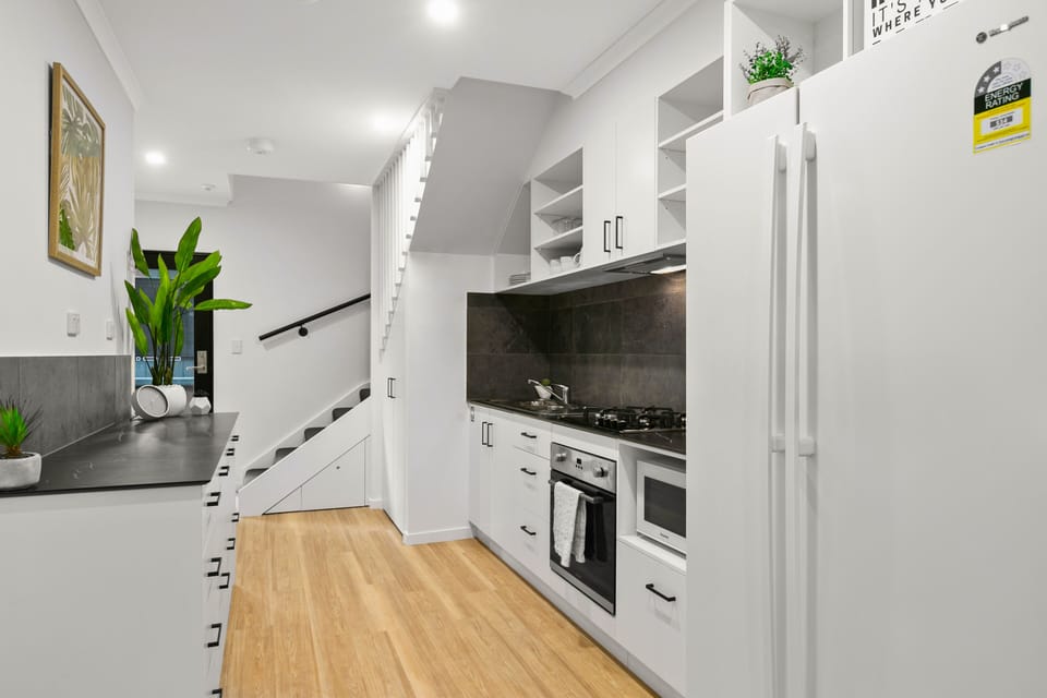 Single Room with Accessible Bathroom - Ground Floor | Shared kitchen | Full-size fridge, microwave, oven, stovetop