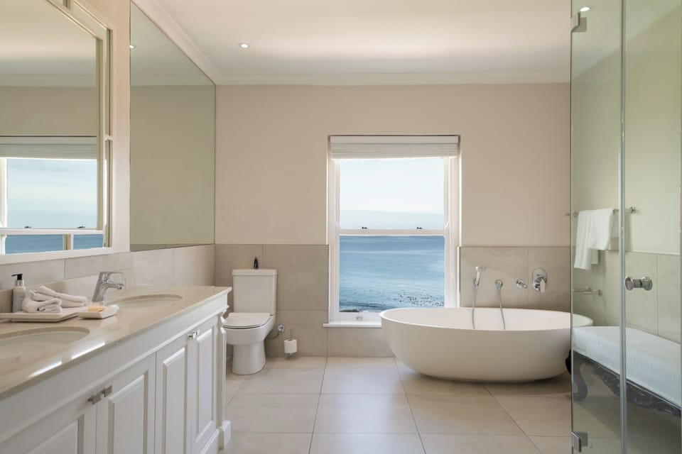 Premier Suite | Bathroom | Separate tub and shower, rainfall showerhead, free toiletries