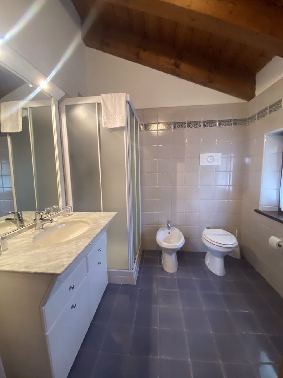 Superior Double Room, Balcony | Bathroom | Free toiletries, hair dryer, bidet, towels