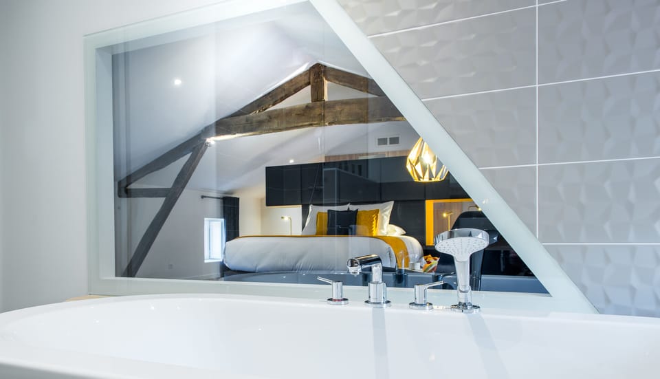 Luxury Suite | Soundproofing, free WiFi, bed sheets