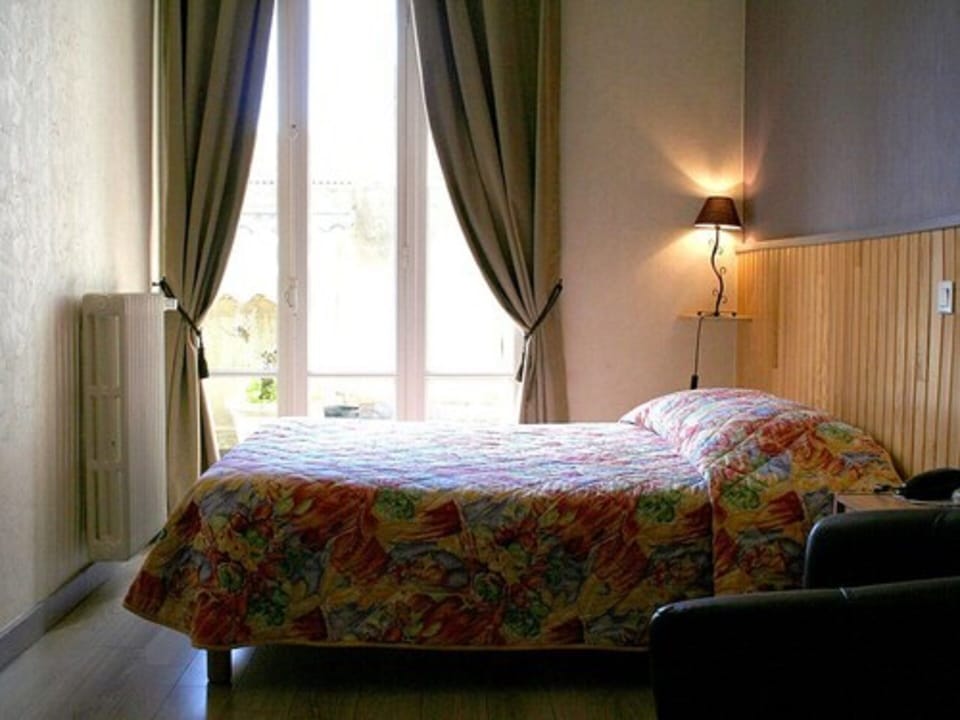 Desk, soundproofing, free WiFi, bed sheets