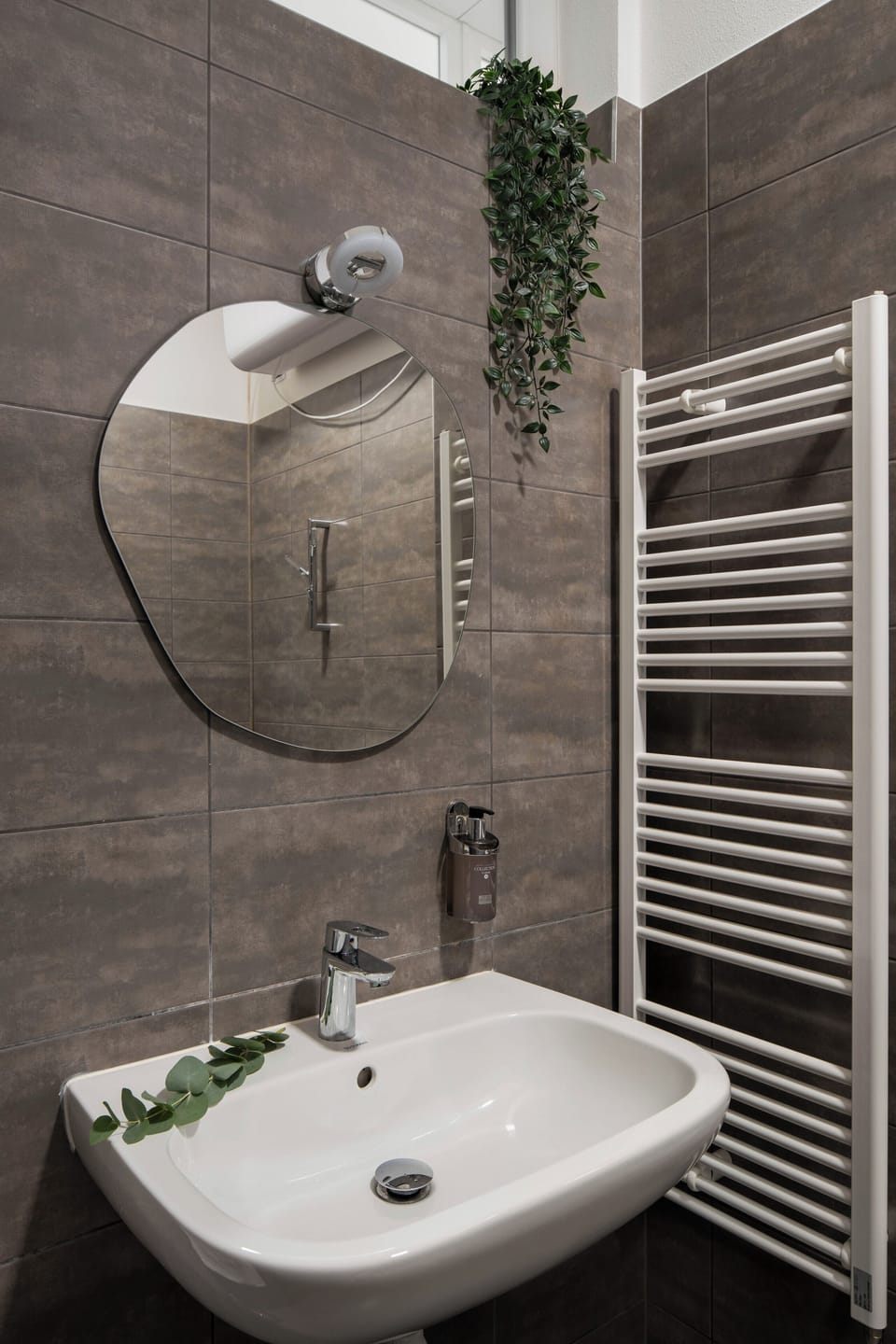 Comfort Apartment | Bathroom | Shower, towels, toilet paper