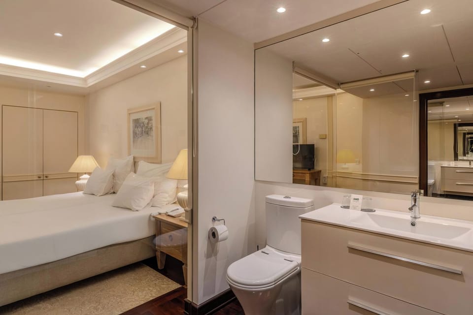 Deluxe Room, Balcony, Sea View | Bathroom | Free toiletries, hair dryer, towels