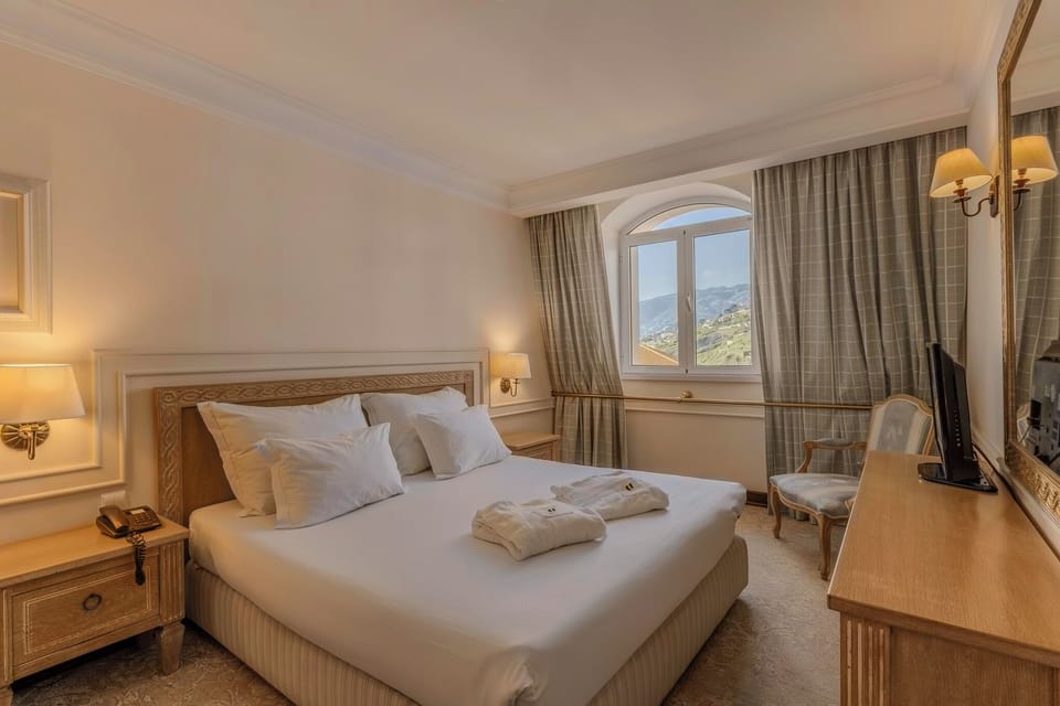 Standard Suite, Balcony | In-room safe, blackout drapes, soundproofing, bed sheets