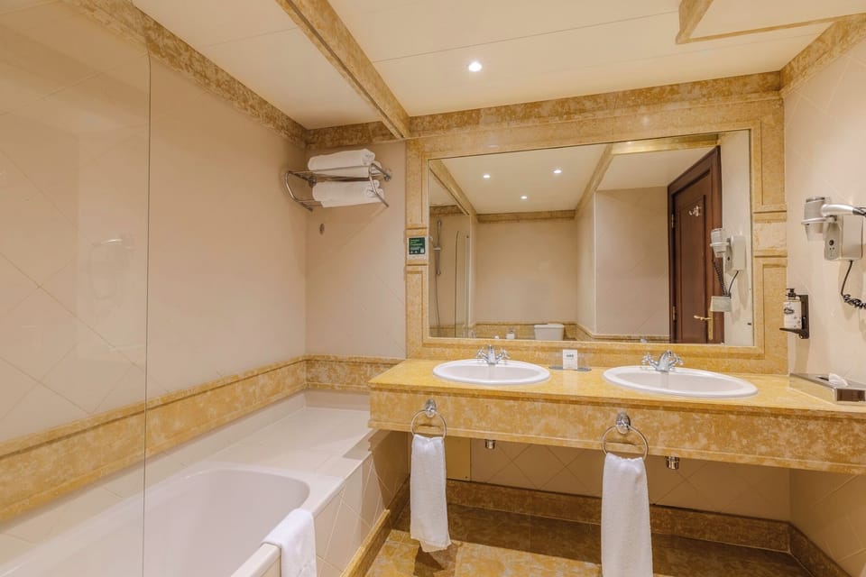 Standard Suite, Balcony | Bathroom | Free toiletries, hair dryer, towels