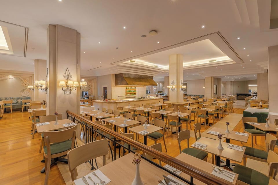 4 restaurants; breakfast, lunch, dinner, and brunch served