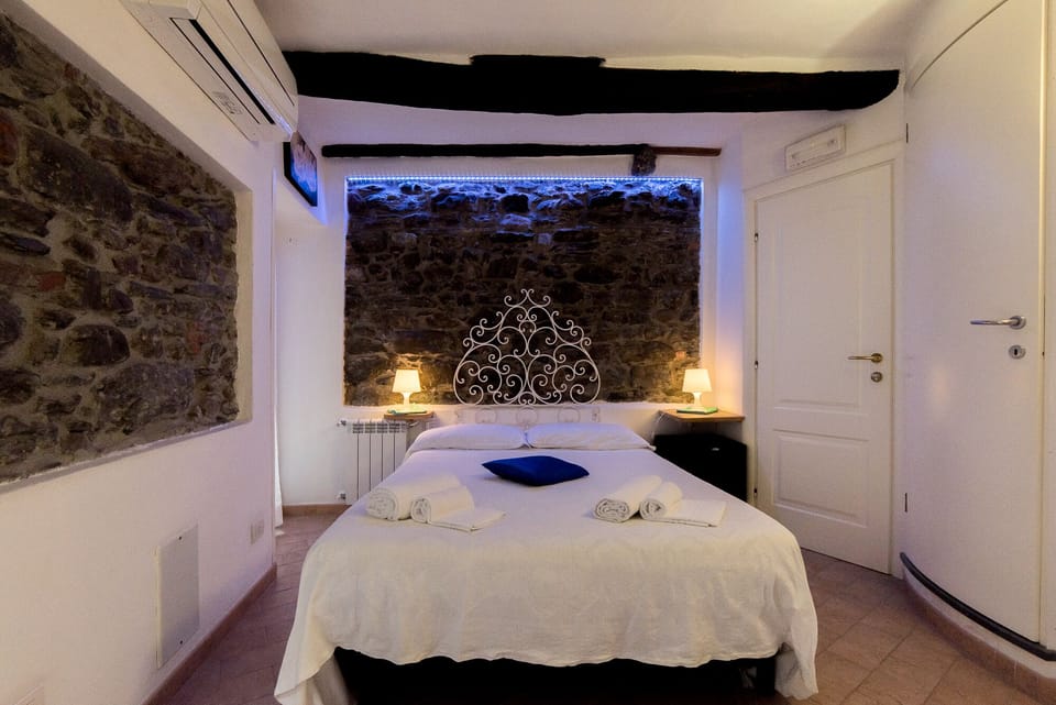 Deluxe Double Room | Hypo-allergenic bedding, in-room safe, desk, laptop workspace