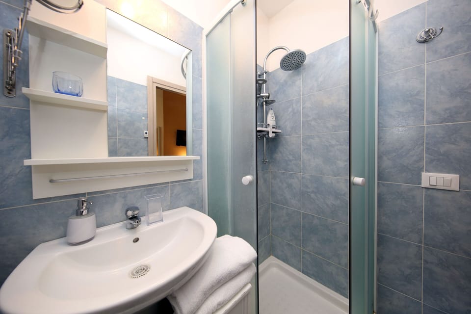 Double Room | Bathroom | Shower, free toiletries, bidet, towels