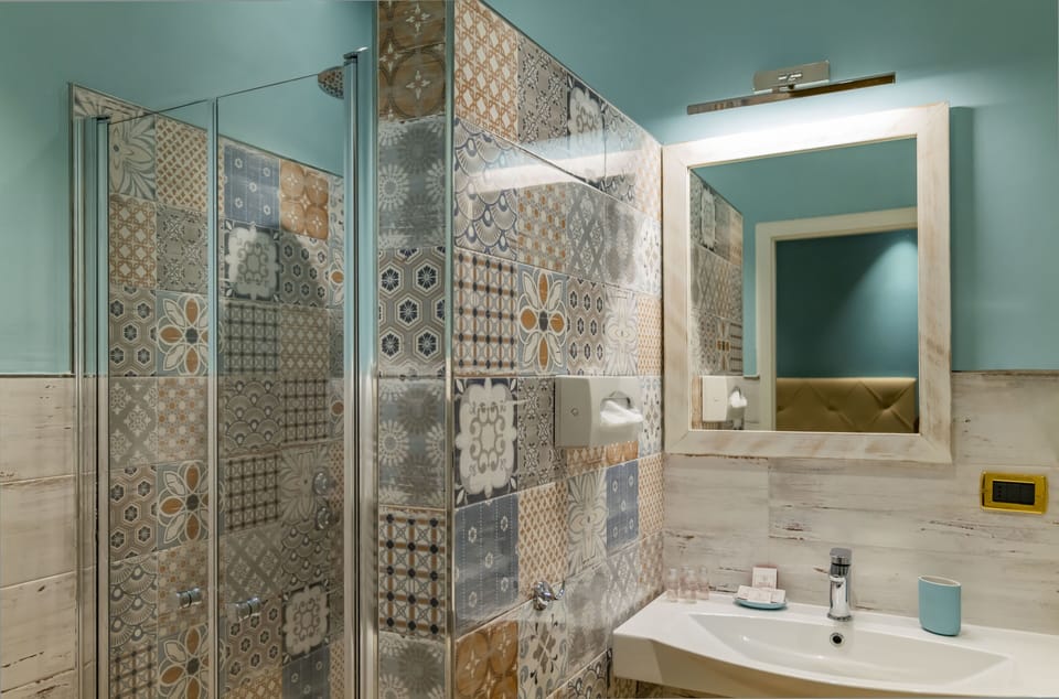 Double Room Prestige, City View | Bathroom | Combined shower/tub, hair dryer, bidet, towels