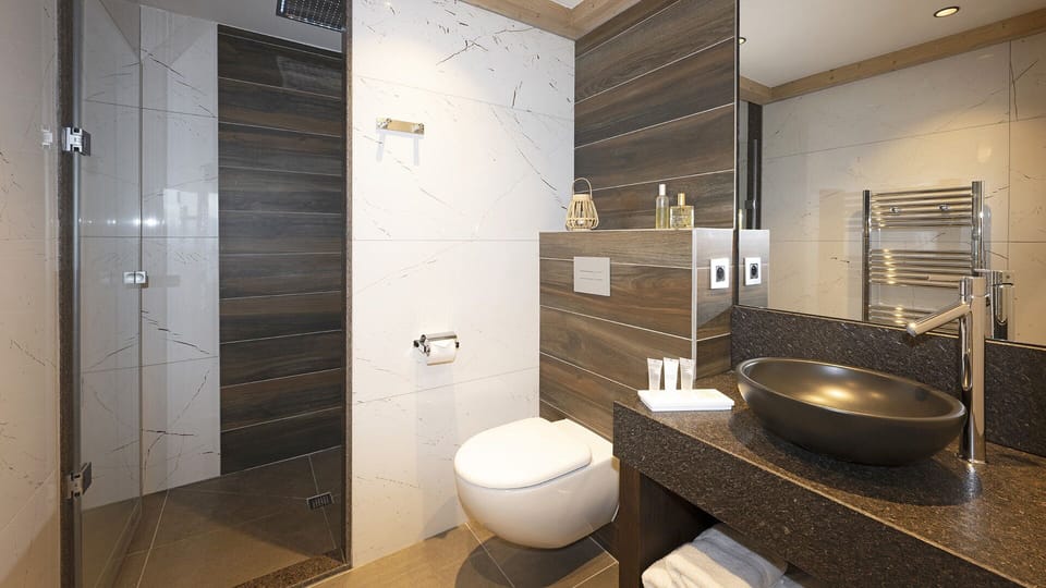 Appartement 3 Pièces 6 personnes Prestige | Bathroom | Hair dryer, bathrobes, slippers, towels