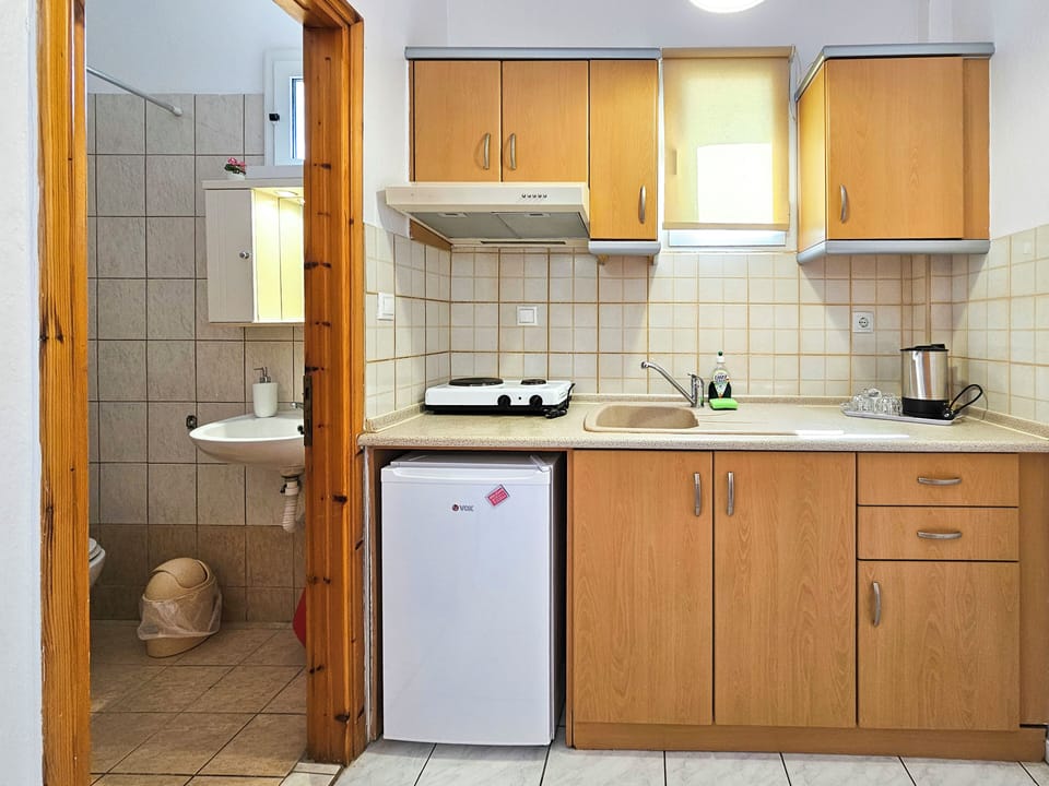 Basic Double Room, 1 Double Bed, Non Smoking, Balcony | Private kitchen | Fridge, stovetop, coffee/tea maker, electric kettle